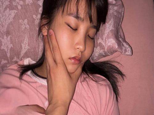 Se faufiler pour violer son meilleur ami en pleine nuit
