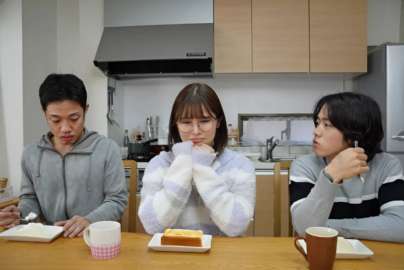 HMN-384 Living with a shy cousin