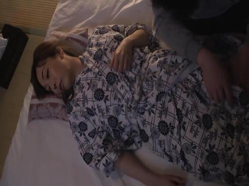 Dia menyelinap ke kamar di tengah malam dan memperkosa ibu mertuanya