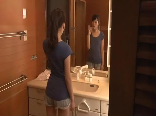 La fille dans la pièce à côté n'aime pas porter de soutien-gorge