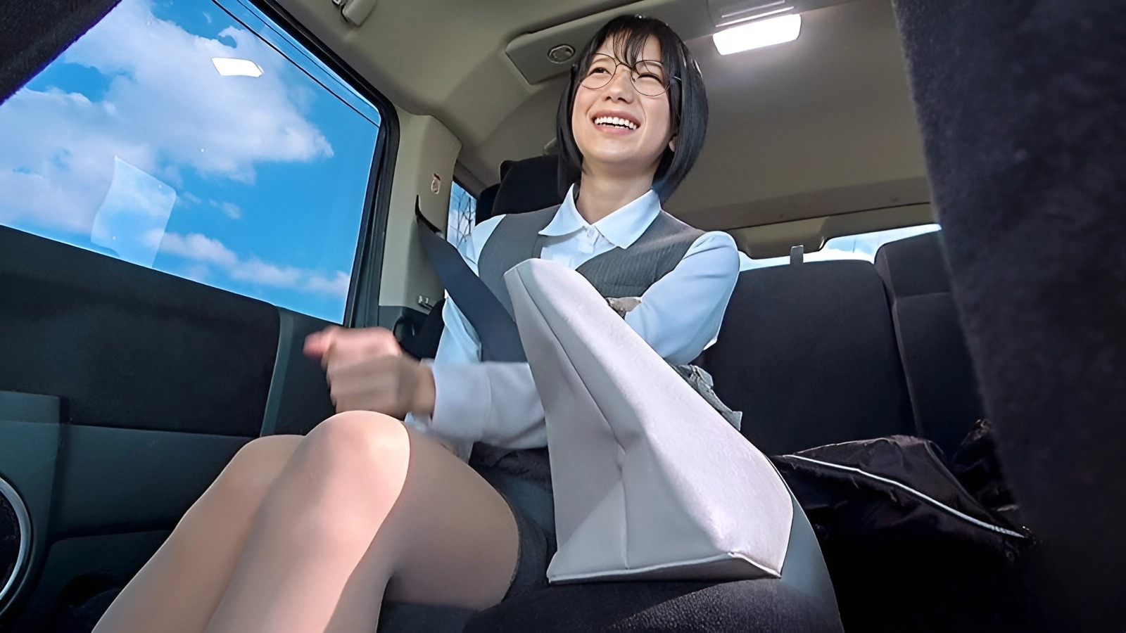 APAK-251 車の中で秘書をレイプした