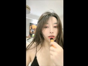 Menina bonita em casa durante a pandemia