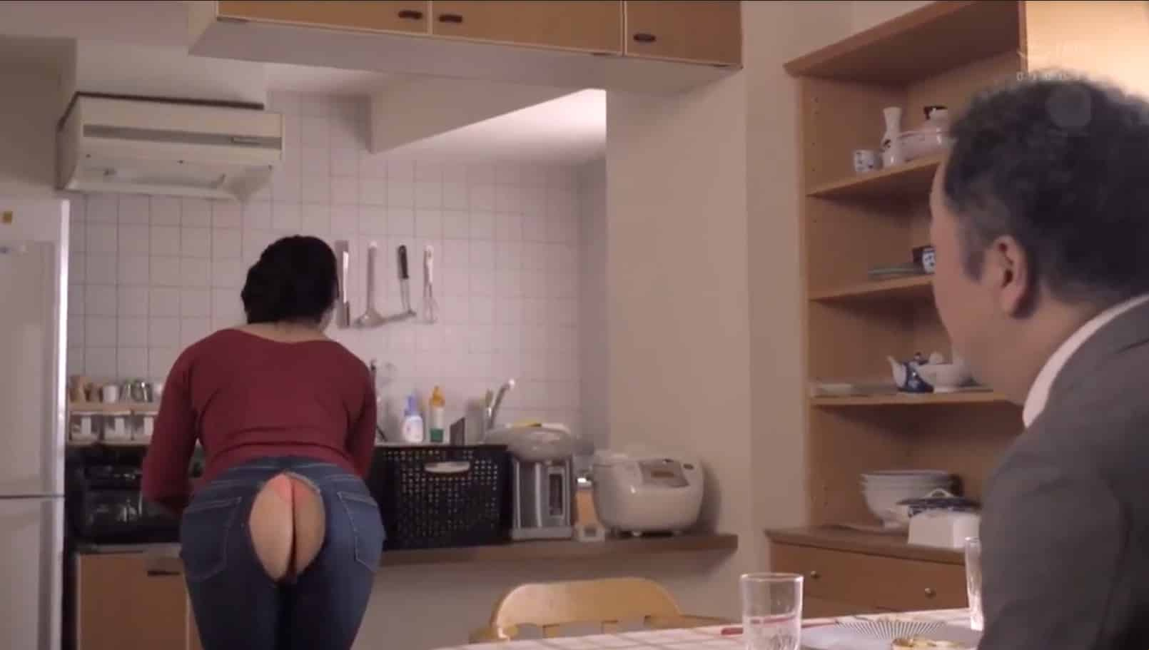 Gescheurde broek en wellustig meisje