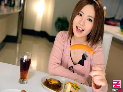 Sambil makan, saya meluru masuk dan makan adik saya