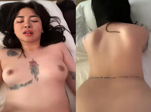 Schauen Sie sich das mollige Mädchen mit großen Brüsten und großem Hintern an, das auf Doggystyle steht