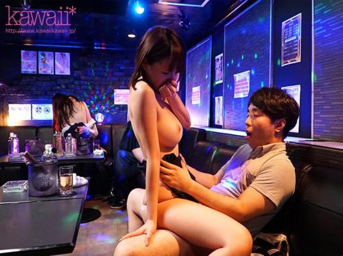 Ein hübsches Mädchen in einer Bar ficken