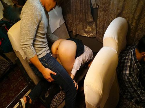 คนร้ายข่มขืนนักเรียนที่นอนอยู่บนรถบัส