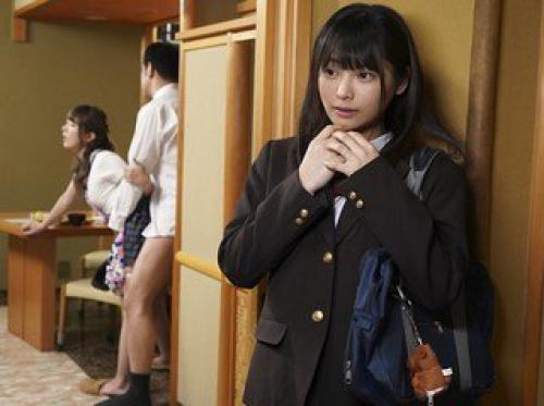 La fille adolescente a volé le mari de sa mère