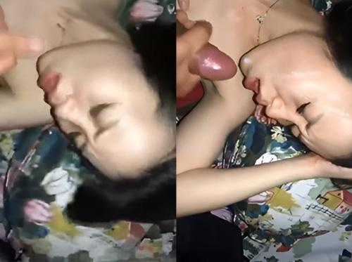 मेरे पूरे चेहरे पर वीर्य की बौछार हो रही है