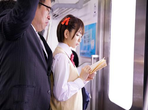เด็กนักเรียนหญิงคนหนึ่งบนรถไฟใต้ดิน