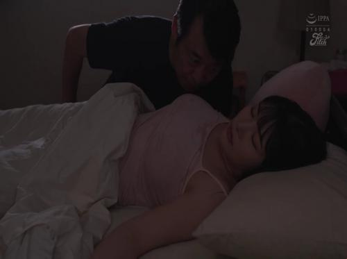 ลูกติดของภรรยาของเขาถูกพ่อเลี้ยงของเธอข่มขืนในขณะที่แม่ของเธอไม่อยู่